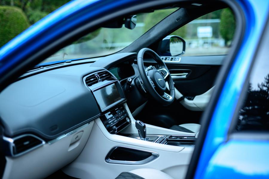 Интерьер Jaguar F-Pace SVR 2019 года  (JP) (фото 9 из 20)